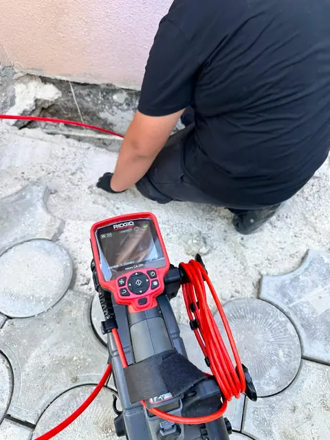 Banyo tadilatında farklı çaplardaki gri PVC gider borularının birleştirildiği bir çalışma.