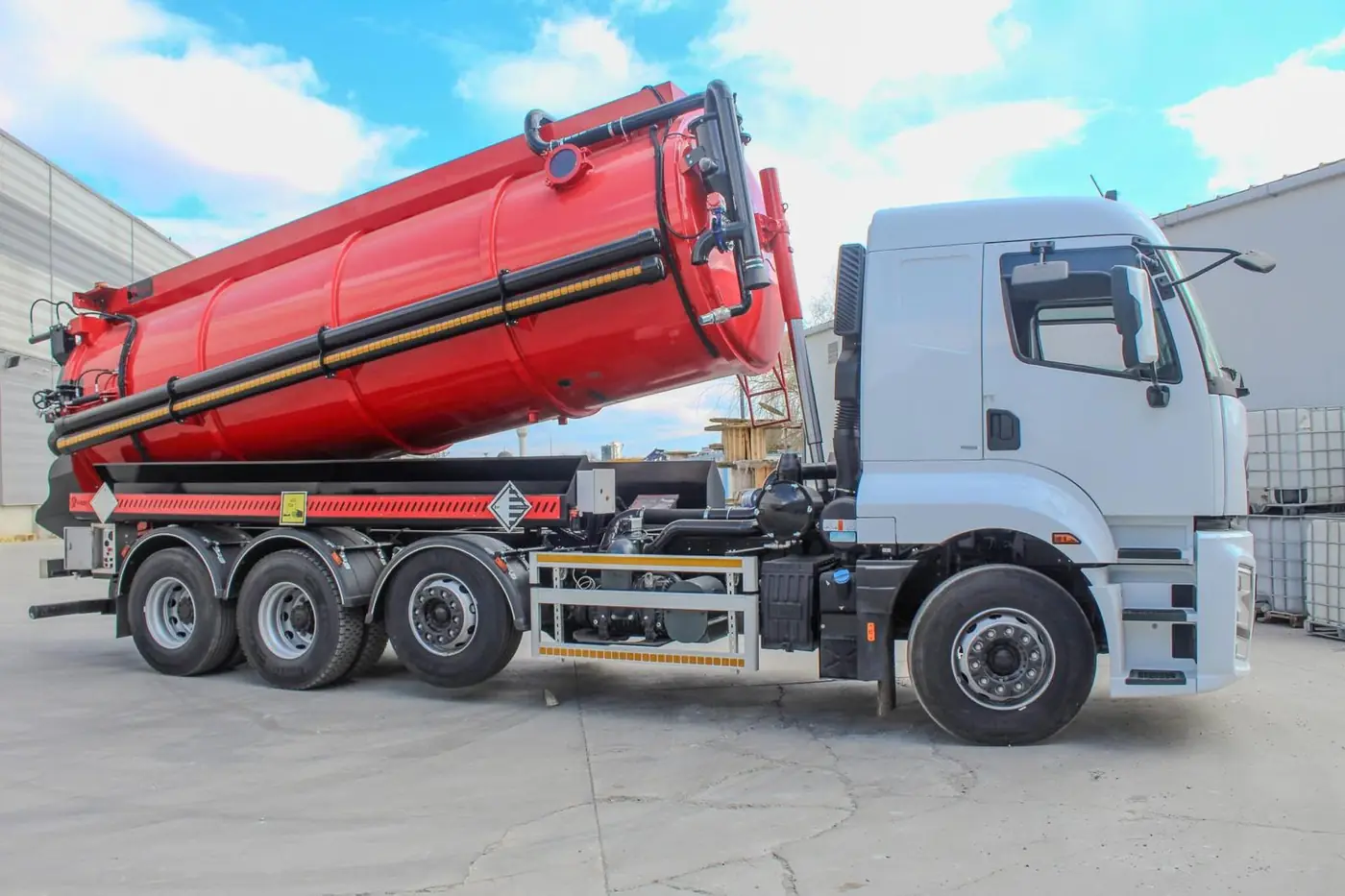 Kırmızı vidanjör tankı ve aracı