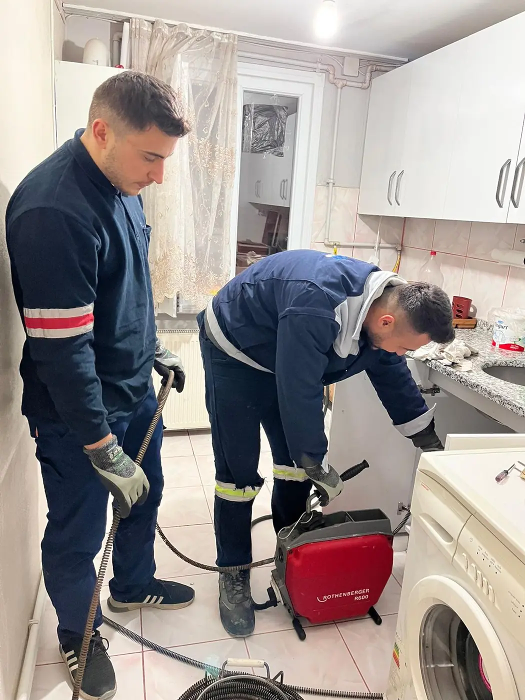 Mutfakta çamaşır makinesi giderinin spiralle açılması
