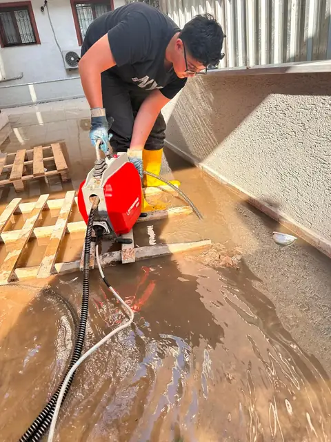 Su basmış zemindeki giderin motorlu spiralle açılması