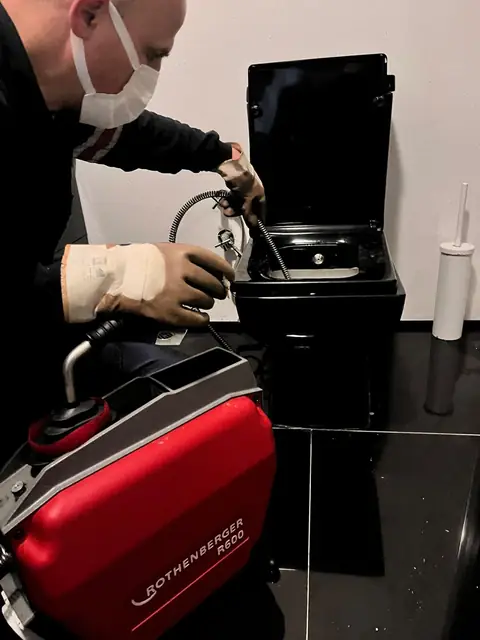 Klozet giderinin kamera ve spiral makineyle incelenmesi