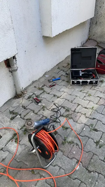 Avludaki gider hattında kamera makarasıyla çalışma