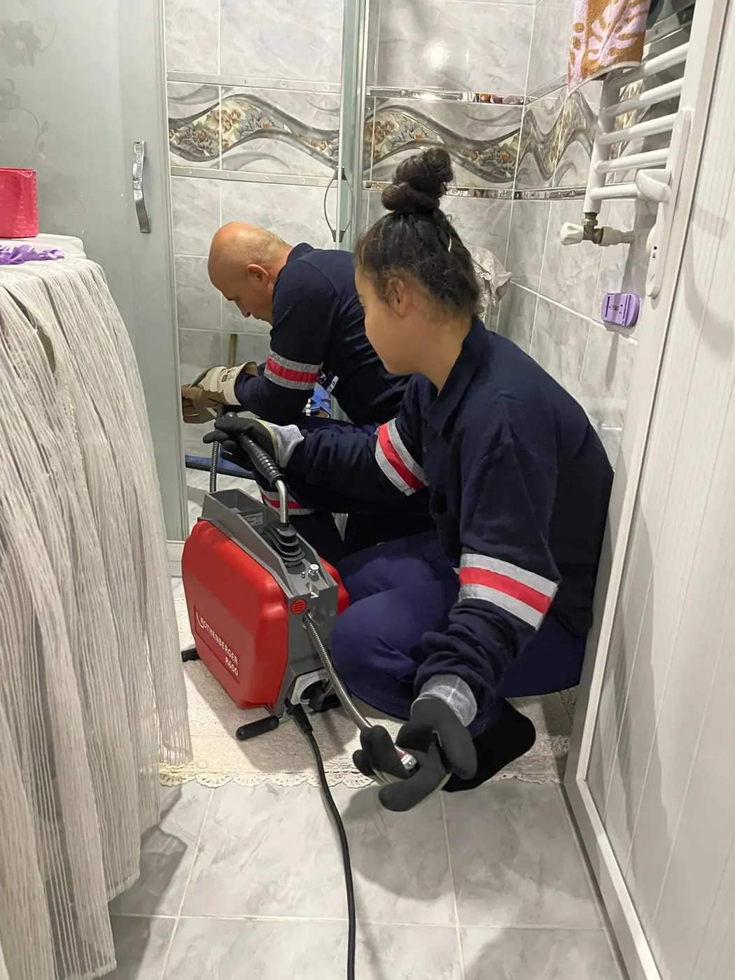 Banyo giderinde spiral makineyle çalışma